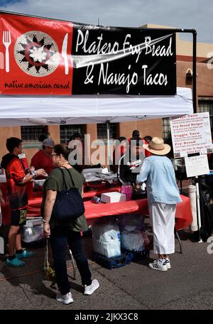 Kunden kaufen Mittagessen bei einem indianischen Lebensmittelhändler auf einem Outdoor-Festival in Santa Fe, New Mexico. Stockfoto