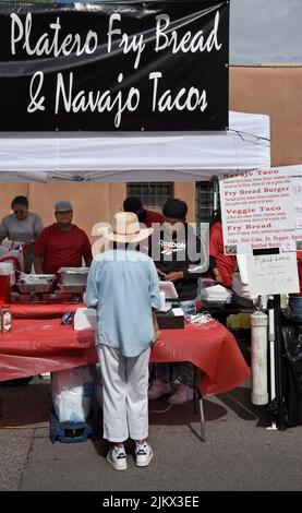 Kunden kaufen Mittagessen bei einem indianischen Lebensmittelhändler auf einem Outdoor-Festival in Santa Fe, New Mexico. Stockfoto