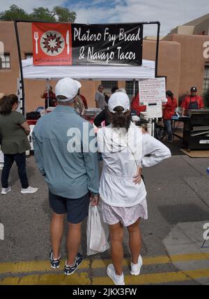 Kunden kaufen Mittagessen bei einem indianischen Lebensmittelhändler auf einem Outdoor-Festival in Santa Fe, New Mexico. Stockfoto