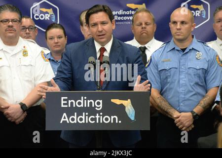 ROCKLEDGE, Brevard County, Florida, USA. Am 3. August 2022 wurde Gouverneur Ron DeSantis von Gesundheitsbeamten aus Florida begleitet, um die Erweiterung eines neuen, pilotierten Drogenmissbrauchs- und -wiederherstellungs-Netzwerks zur Unterbrechung der Opioidepidemie anzukündigen. Die koordinierte Opioidwiederherstellung (CORE) ist die erste ihrer Art in der Nation und wird vom Gesundheitsministerium, dem Ministerium für Kinder und Familien und der Agentur für Gesundheitsverwaltung koordiniert. Kredit: Julian Leek/Alamy Live Nachrichten Stockfoto