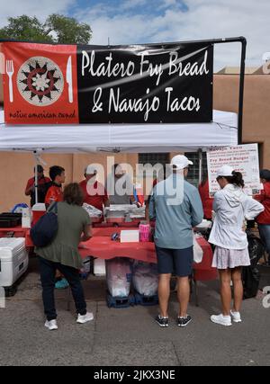 Kunden kaufen Mittagessen bei einem indianischen Lebensmittelhändler auf einem Outdoor-Festival in Santa Fe, New Mexico. Stockfoto