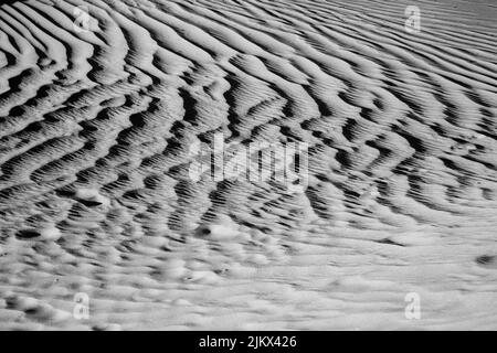 Eine Graustufenaufnahme von Wüstensandtextur im Death Valley, USA Stockfoto