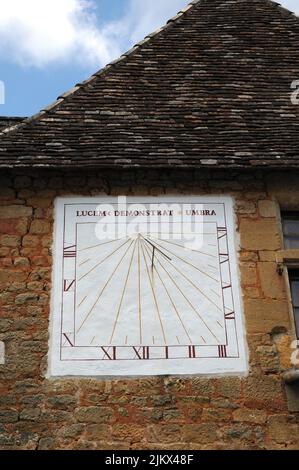Eine Sonnenuhr (cadran solaire), die an die Wand eines Hauses im Dorf St-Amit-Sénier in der Region Perigord Noir der Dordogne, Frankreich, gemalt wurde. Stockfoto