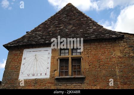Eine Sonnenuhr (cadran solaire), die an die Wand eines Hauses im Dorf St-Amit-Sénier in der Region Perigord Noir der Dordogne, Frankreich, gemalt wurde. Stockfoto