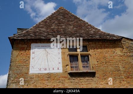 Eine Sonnenuhr (cadran solaire), die an die Wand eines Hauses im Dorf St-Amit-Sénier in der Region Perigord Noir der Dordogne, Frankreich, gemalt wurde. Stockfoto