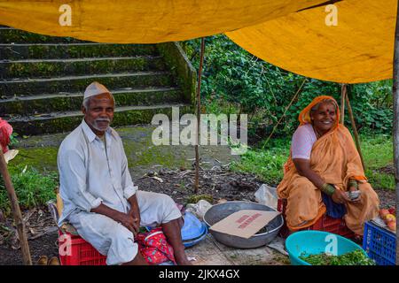 Kolhapur, Indien, 15. 2019. September; Stockfoto der Altersgruppe zwischen 50 und 60 Jahren Indisches Paar, das traditionelle Tücher trägt und Farm verkauft, frische Früchte in der Stockfoto