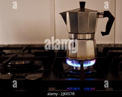 Espresso-Kaffee in der Zubereitung, auf einem Gaskochfeld Stockfoto