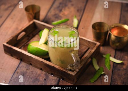 Erfrischender Sommerkühler beliebt in nördlichen und westlichen Teilen Indiens, Sommerkühler aus unreifen grünen Mangos in der Nähe Stockfoto