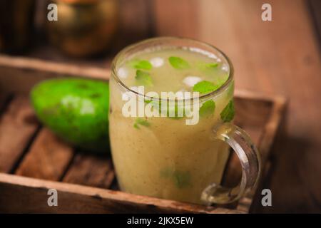 Erfrischender Sommerkühler beliebt in nördlichen und westlichen Teilen Indiens, Sommerkühler aus unreifen grünen Mangos in der Nähe Stockfoto