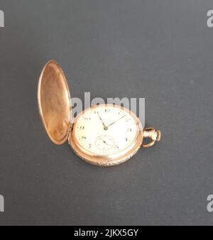 Alte goldene Taschenuhr isoliert Stockfoto