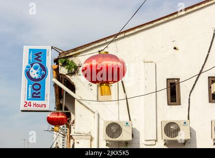 Melaka, Malaysia - 2012. Oktober: Eine Wäscherei in einem historischen Ladenhaus in der Jonker Street in der Altstadt von Malacca. Stockfoto