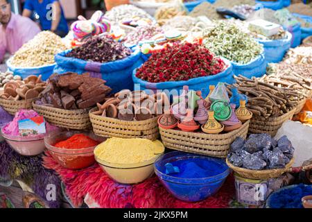 Verschiedene Gewürze in verschiedenen Formen und Empfänger zusammen in einem Gewürzmarkt-Shop in Marrakesch, Marokko Stockfoto