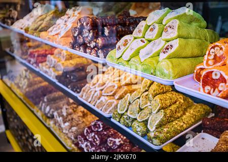 Verschiedene türkische Köstlichkeiten Süßigkeiten und traditionelle authentische Süßigkeiten zum Verkauf auf dem Markt Schaufenster. Geschmackvolles Geschäftskonzept Stockfoto