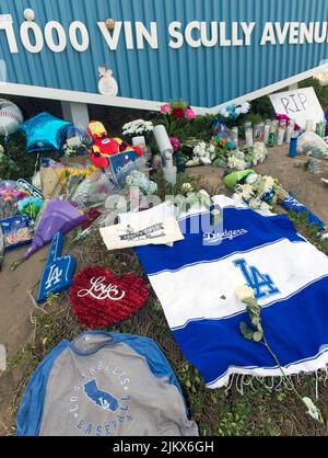 Los Angeles, Kalifornien, USA. 03. August 2022. Im Dodger Stadium wächst eine Gedenkstätte für den Baseballsender Vin Scully, die Stimme der Dodgers aus Brooklyn und Los Angeles, die gestern 67 im Alter von 94 Jahren verstorben sind, in der Hall of Fame.(Bildquelle: © Brian Cahn/ZUMA Press Wire) Stockfoto