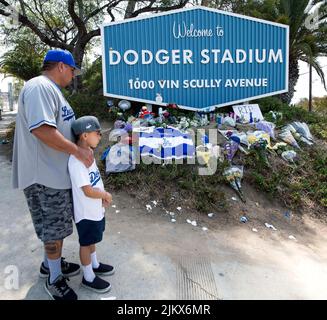 Los Angeles, Kalifornien, USA. 03. August 2022. Im Dodger Stadium wächst eine Gedenkstätte für den Baseballsender Vin Scully, die Stimme der Dodgers aus Brooklyn und Los Angeles, die gestern 67 im Alter von 94 Jahren verstorben sind, in der Hall of Fame.(Bildquelle: © Brian Cahn/ZUMA Press Wire) Stockfoto