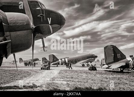 Douglas Dakota Mark IIIs der Gruppe Nr. 46 in Bazenville, Normandie, Frankreich, verladen Verletzte für Evakuierung nach Großbritannien. Identifizierbare Flugzeuge der RAF-Geschwader Nr. 512 (Mitte) und RAF-Geschwader Nr. 575 (ganz rechts) Stockfoto
