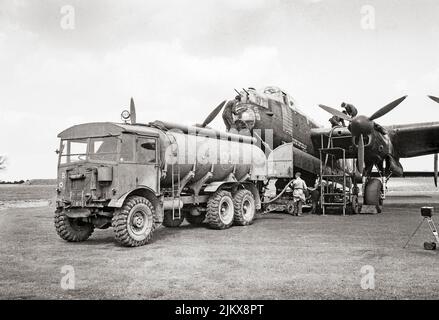 Die Avro Lancaster B I R5868 „S-Sugar“ wird am 12. Mai 1944 in der RAF Hunsdon, Essex, England, nach Abschluss der Operation 100. am Vorabend gegen Bourg Leopold in Belgien, wieder aufgetankt. Die 'Lancs' wurden erstmals 1942 beim RAF Bomber Command eingesetzt, und als die strategische Bombenoffensive über Europa an Fahrt gewann, wurde sie zum Hauptflugzeug für die folgenden nächtlichen Bombenkampagnen. Stockfoto