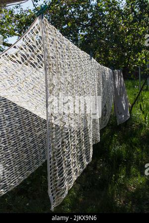 Vorhänge und Dinge trocknen nach dem Waschen im Sommer bei sonnigem und windigem Wetter Stockfoto