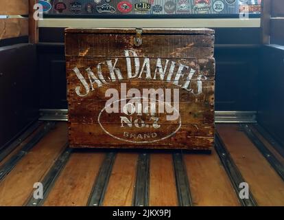 Avellaneda, Argentinien - 3. Apr 2022: Abgenutzter Jack Daniels Old No. 7 Whiskey-Kasten aus Holz auf dem Bett eines Pickups. Emblem-Logo und -Marke. Weiße Buchstaben Stockfoto