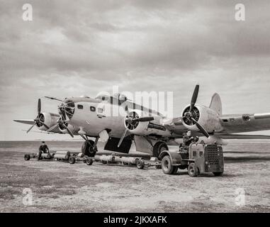 Eine Boeing B-17 Flying Fortress II DER Squadron Nr. 220 sah im Mai 1943 in Benbecula, in den Äußeren Hebriden, Schottland, einen Bombenangriff mit Tiefenanschlägen. Die Festung war ein viermotoriger schwerer Bomber, ein relativ schneller, hochfliegender Langstreckenbomber mit schwerer Verteidigungsrüstung auf Kosten der Bombenlast. Es entwickelte einen Ruf für Zähigkeit auf der Grundlage von Geschichten und Fotos von stark beschädigten B-17s sicher zurück zur Basis. Neben seiner Rolle als Bomber wurde die B-17 auch als Transport-, U-Boot-, Drohnencontroller- und Such- und Rettungsflugzeug eingesetzt. Stockfoto