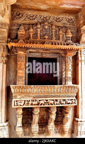 Eine vertikale Aufnahme von erstaunlichen Schnitzereien in Adalaj Stepwell, Indien Stockfoto