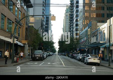 Blick auf eine belebte Straße in der Innenstadt von Vancouver mit Menschen, die tagsüber auf den Gehwegen spazieren, Kanada Stockfoto