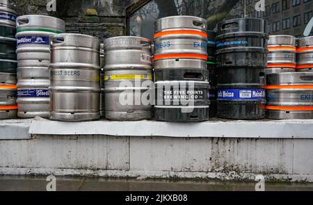 London, Vereinigtes Königreich - 04. Februar 2019: Verschiedene Marken Kegs oder Stahlbierfässer auf der Rückseite des lokalen britischen Pub, Nahaufnahme Detail Stockfoto