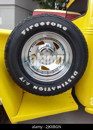 Avellaneda, Argentinien – 03. Apr 2022: Firestone-Logo und -Marke auf Gummireifen. Reserverad an der Seite des Bettes eines alten Pickup-Staplers. Traditionell Stockfoto