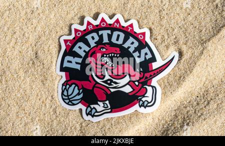 15. September 2021, Moskau, Russland. Das Logo des Toronto Raptors Basketballclubs auf dem Sand des Strandes. Stockfoto