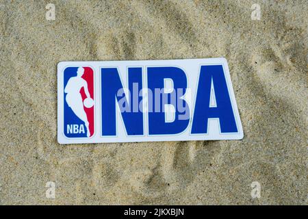 15. September 2021, Moskau, Russland. Das Emblem der National Basketball Association auf dem Sand des Strandes. Stockfoto