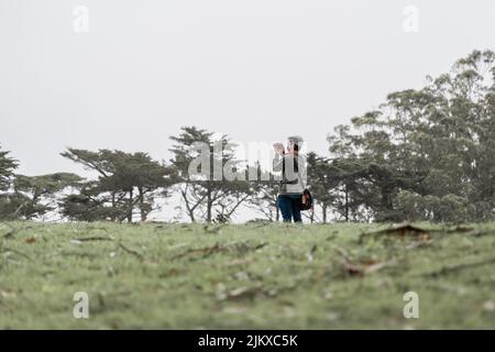 Eine Rückansicht eines Touristen im Wald Stockfoto