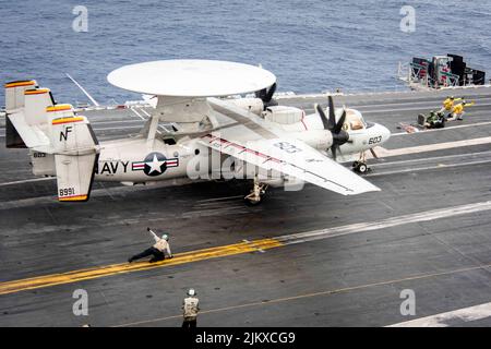 Philippinische See. 11.. Juli 2022. Ein E-2D Hawkeye, der an den 'Tigertails' der Airborne Early Warning Squadron (VAW) 125 befestigt ist, bereitet sich auf den Start vom Flugdeck des einzigen vorwärts eingesetzten Flugzeugträgers der US Navy USS Ronald Reagan (CVN 76) vor. E-2D Hawkeyes führen taktische Flugwarnmissionen durch, um Carrier Strike Group 5 bei der Planung und Durchführung von Operationen wertvolle Informationen zu liefern. Ronald Reagan, das Flaggschiff der Carrier Strike Group 5, stellt eine kampfbereite Kraft zur Verfügung, die die Vereinigten Staaten schützt und verteidigt und Allianzen, Partnerschaften und das Kollektiv mar unterstützt Stockfoto