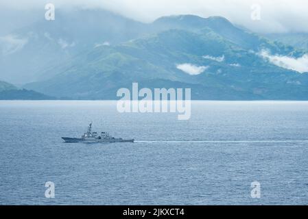 Straße Von San Bernardino. 1. August 2022. Der Arleigh Burke-Klasse Lenkrakenzerstörer USS Higgins (DDG 76), ein Mitglied der Ronald Reagan Carrier Strike Group, führt eine Inselgruppe durch die Straße von San Bernardino. Ronald Reagan, das Flaggschiff der Carrier Strike Group 5, stellt eine kampfbereite Kraft zur Verfügung, die die Vereinigten Staaten schützt und verteidigt und Allianzen, Partnerschaften und kollektive maritime Interessen in der Indo-Pazifik-Region unterstützt. Quelle: U.S. Navy/ZUMA Press Wire Service/ZUMAPRESS.com/Alamy Live News Stockfoto