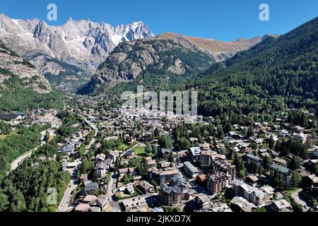 Blick auf das Bergdorf courmayeur in den italienischen alpen Stockfoto