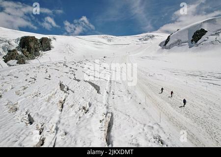 Hochplateau Rosà Gletscher, die Auswirkungen des Klimawandels sind offensichtlich. Aufgrund von wenig Schnee und hohen Temperaturen in der Höhe stoppen Sommer Skifahren. Breuil-Cer Stockfoto