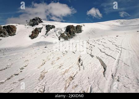 Hochplateau Rosà Gletscher, die Auswirkungen des Klimawandels sind offensichtlich. Aufgrund von wenig Schnee und hohen Temperaturen in der Höhe stoppen Sommer Skifahren. Breuil-Cer Stockfoto