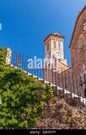 Glockenturm der Kirche unserer Lieben Frau der Hoffnung in Cannes, Frankreich. Vertikales Foto, das an einem sonnigen Tag aufgenommen wurde Stockfoto