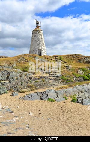 TWR Bach, kleiner Turm auf Llanddwyn Island, Ynys LLanddwyn, Isle of Anglesey, Ynys Mon, North Wales, VEREINIGTES KÖNIGREICH. Stockfoto