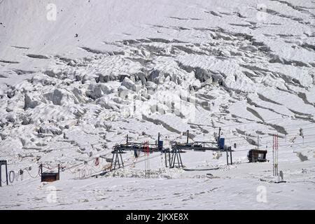 Hochplateau Rosà Gletscher, die Auswirkungen des Klimawandels sind offensichtlich. Aufgrund von wenig Schnee und hohen Temperaturen in der Höhe stoppen Sommer Skifahren. Breuil-Cer Stockfoto