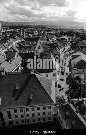 Eine vertikale Graustufen-Drohne, die von den Dächern von Häusern in Sibiu, Rumänien, geschossen wurde Stockfoto