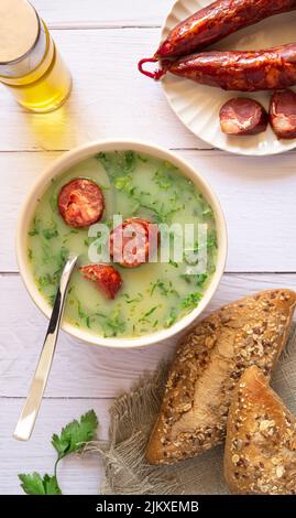 Portugiesische Kohlsuppe namens Caldo Verde Stockfoto