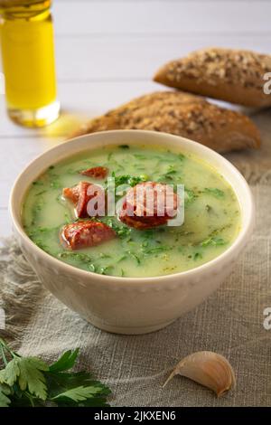 Portugiesische Kohlsuppe namens Caldo Verde auf weißem Tisch Stockfoto