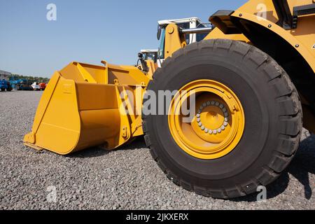 Die Klinge und das Vorderrad eines Bulldozers Stockfoto