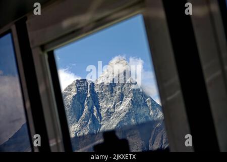 Matterhorn Peak bedeckt von der italienischen Seite an einem sonnigen Tag im Sommer gesehen. Breuil-Cervinia, Italien. Stockfoto