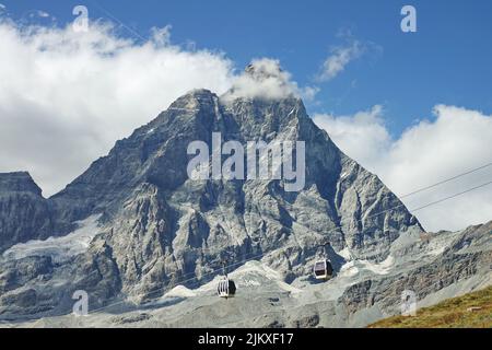 Matterhorn Peak an einem sonnigen Sommertag von der italienischen Seite aus gesehen. Breuil-Cervinia, Italien - August 2022 Stockfoto