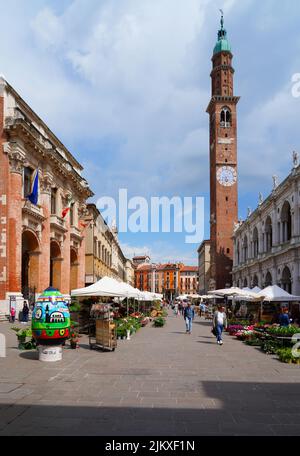 VICENZA, ITALIEN -14 APR 2022- Blick auf den jährlichen Blumenmarkt im April in Vicenza, Venetien, Italien, einem UNESCO-Weltkulturerbe. Stockfoto