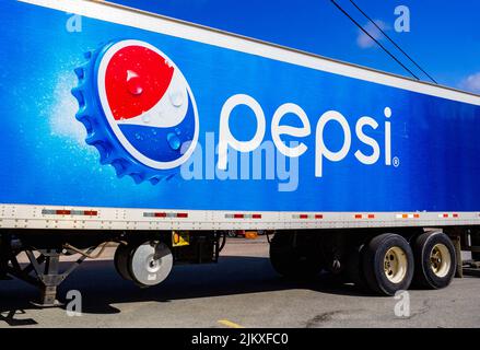 Stewiacke, Kanada - 13. April 2022: Pepsi Sattelschlepper. Pepsi ist ein weltweit beliebtes Erfrischungsgetränk, das von PepsiCo Inc. Hergestellt wird Stockfoto