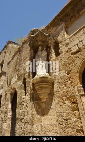 Figur von Maria und ihrem Kind auf einer Mauer historisches Gebäude in Rhodos, Griechenland Stockfoto