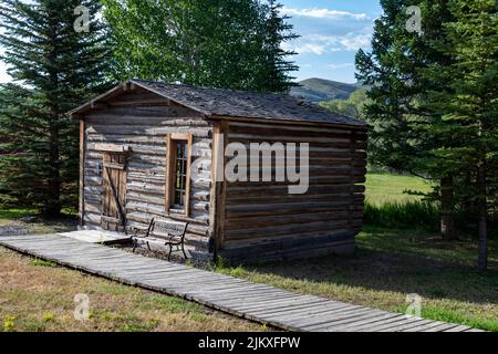 Encampment, Wyoming - das Grand Encampment Museum zeigt die Bergbau-, Viehzüchts- und Abholungsgeschichte der Stadt. Das Museum beinhaltet einen Einzimmersch Stockfoto