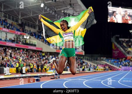 Die Jamaikas Elaine Thompson-Herah feiert den Sieg beim Finale der Frauen 100m im Alexander Stadium am sechsten Tag der Commonwealth Games 2022 in Birmingham. Bilddatum: Mittwoch, 3. August 2022. Stockfoto